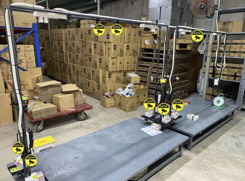 Bàn đóng gói hàng hóa thực tế với camera ghi hình